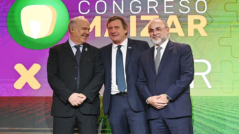 A la izquierda de la imagen, el secretario de Agricultura, Sergio Iraeta, junto a los organizadores del Congreso Maizar 2025. (Foto: Maizar)