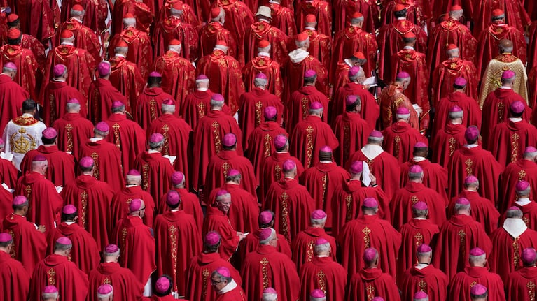 Cardenales y obispos asisten al funeral del papa Francisco en la Plaza de San Pedro en el Vaticano, el sábado 26 de abril de 2025. (Foto: AP/Gregorio Borgia).