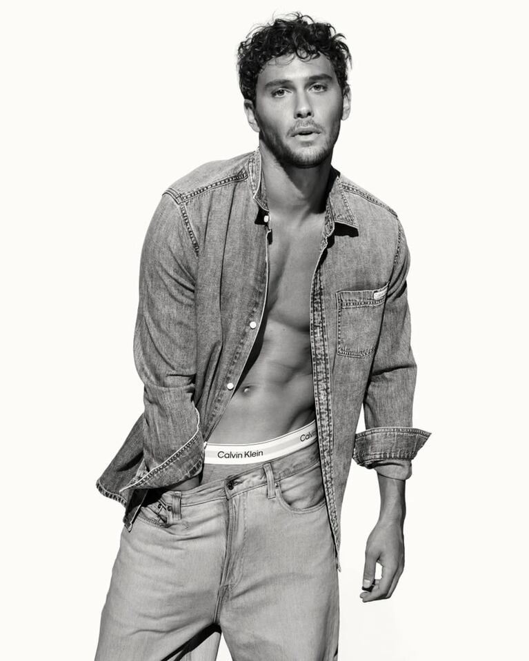 Cooper Koch en denim y boxers. (Foto: @mertalas/@calvinklein)