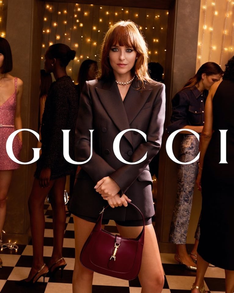 Dakota Johnson lucío una apuesta a medida para la campaña Gucci Gift: A Night in Florence. (Foto: Anthony Seklaoui / Gucci).