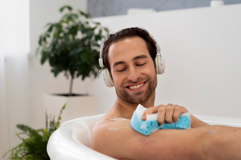 Ducharse con esponjas de baño ayuda a eliminar las células muertas que se acumulan en la superficie. Freepick