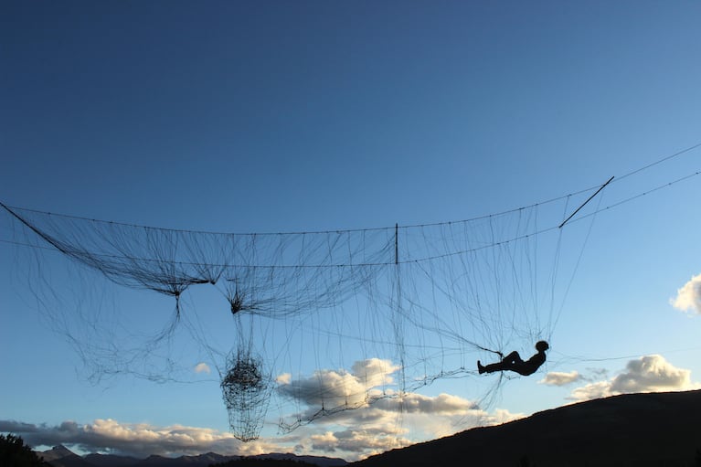 El cielo es el fondo. El mantra bajo el que trabaja esta artista visual que dibuja en el aire estructuras que cambian con el clima, acompañada por la comunidad. (Foto: Gentileza Valeria Conte Mac Donell)