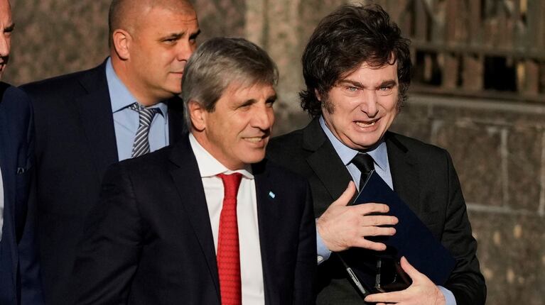 El ministro de Economía, Luis Caputo, junto al presidente Javier Milei. (Foto: AP - Natacha Pisarenko)