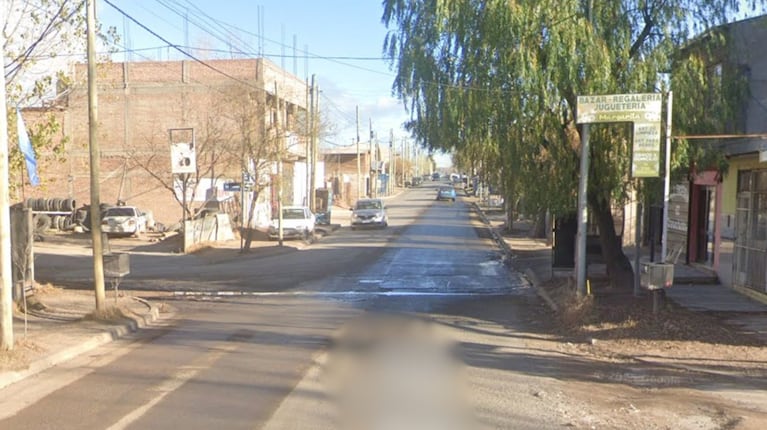Encontraron a una nena de 4 años caminando sola y descalza en una calle de Neuquén. (Foto: Google Street View)