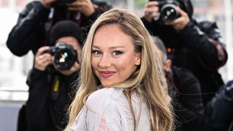 Ester Expósito deslumbró de negro en la tapa de Elle. (Foto: LOIC VENANCE / AFP)