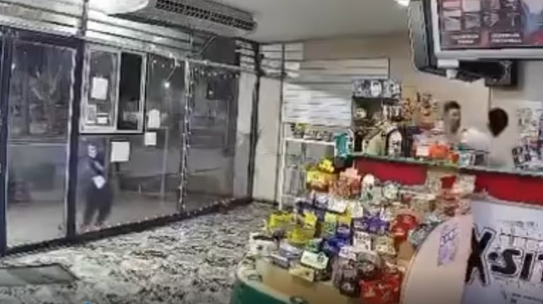“Entró preguntando algo y terminó golpeándome”: el impactante video del violento asalto en un kiosco 