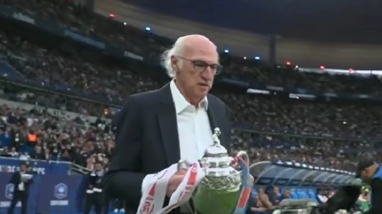 Carlos Bianchi tuvo una sorpresiva aparición en Francia y se volvió viral por una emotiva razón