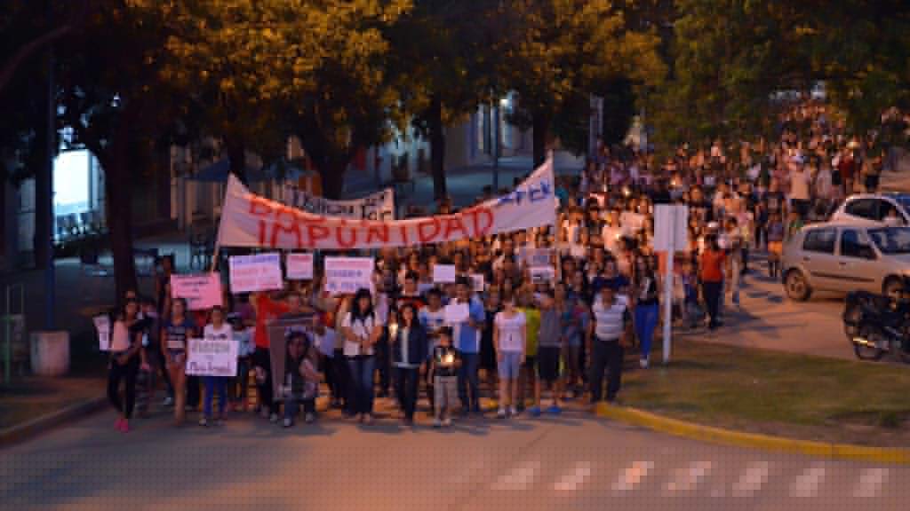 Ceres marchó contra la libertad asistida de la adolescente de 16 años que mató a la ex de su novio
