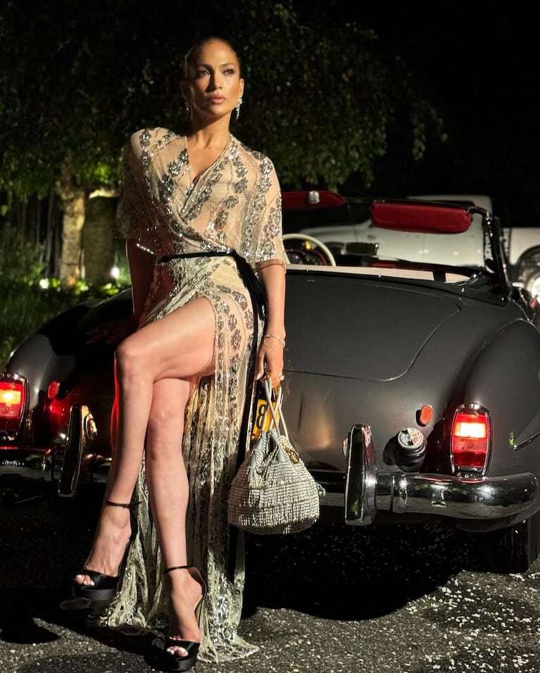 Jennifer Lopez con un vestido Dior con tajo extremo. (Foto: Instagram/@robzangardi)