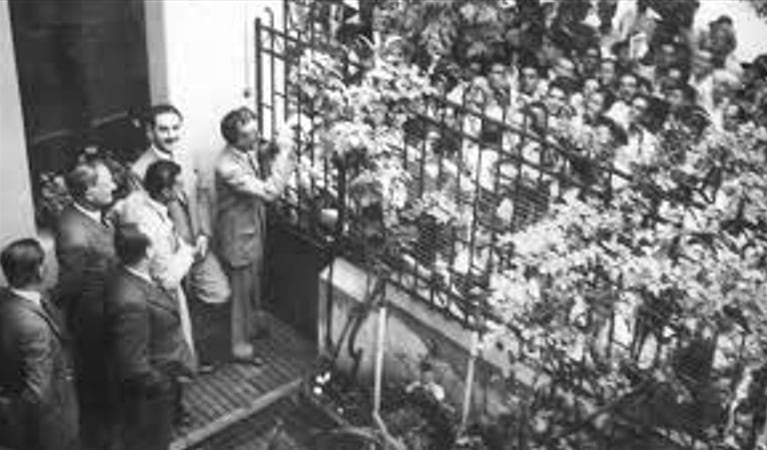 Juan Baigorri Velar saluda desde su casa a la gente que le pedía que no hiciera llover para Fin de Año.