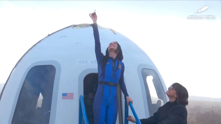 Katy Perry al regreso del viaje espacial (Foto: Blue Origin/Handout via REUTERS THE DAY)