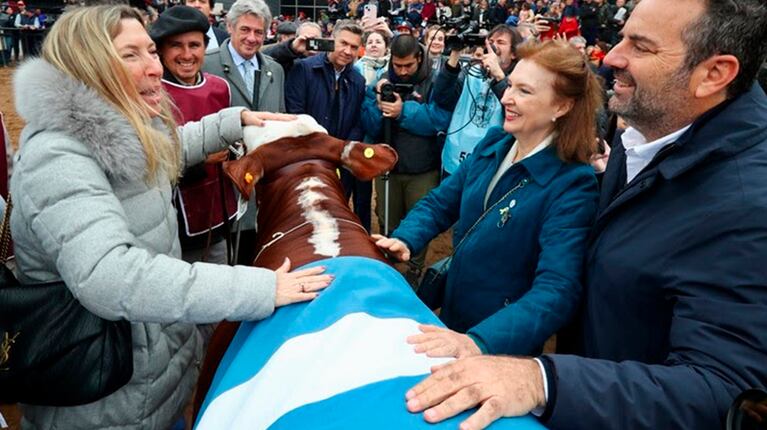 La canciller Diana Mondino estuvo en la premiación de las hembras de Braford. (Foto: Clarín)