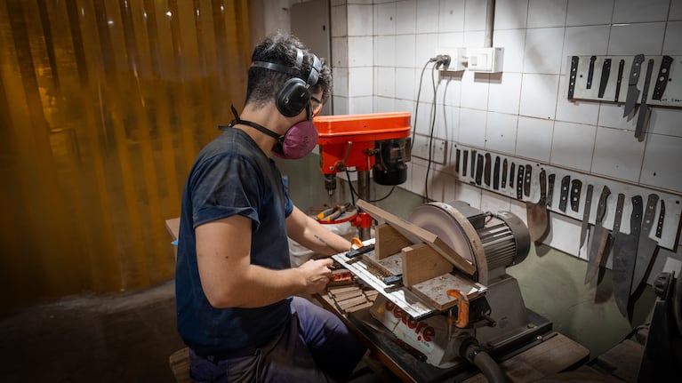 La fábrica funciona en un antiguo taller mecánico. (Foto: TN/Lele Heredia).