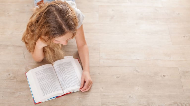 La joven se sorprendió por el libro que la dejaban leer sus padres cuando era chiquita. (Foto: Ilustrativa Adobe Stock)