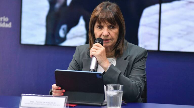 La ministra de Seguridad, Patricia Bullrich, cruzó a Axel Kicillof por el piquete de puesteros de La Salada en Puente La Noria. (Foto: NA - Juan Vargas)