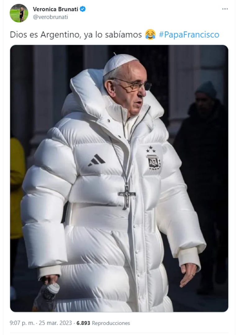Los memes tras la viralización de la foto del Papa: el camperón del campeón. (Foto: Twitter @verobrunati)