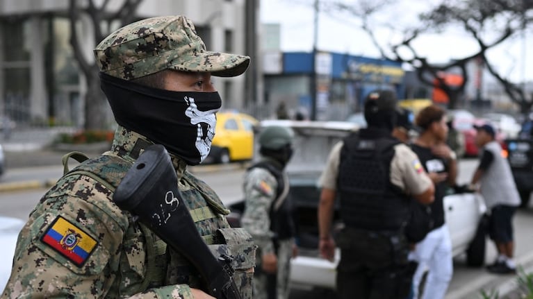 Militares ecuatorianos realizan un operativo antidrogas en Guayaquil (Foto: AFP)