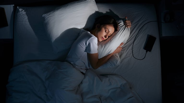 No es el velador: el electrodoméstico de tu habitación que sí o sí tenés que desenchufar antes de dormir (Foto: Adobe Stock).