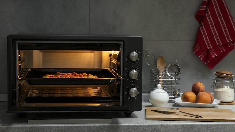 No lo hagas: el error común al cocinar en el horno eléctrico que puede aumentar el consumo de energía. (Foto: AdobeStock)