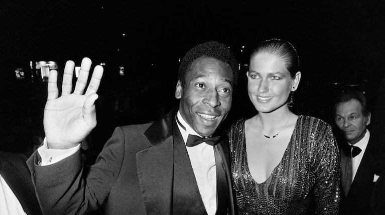 Pelé y Xuxa en un evento, en 1983. Fueron pareja durante seis años. (Foto: Ralph GATTI / AFP).