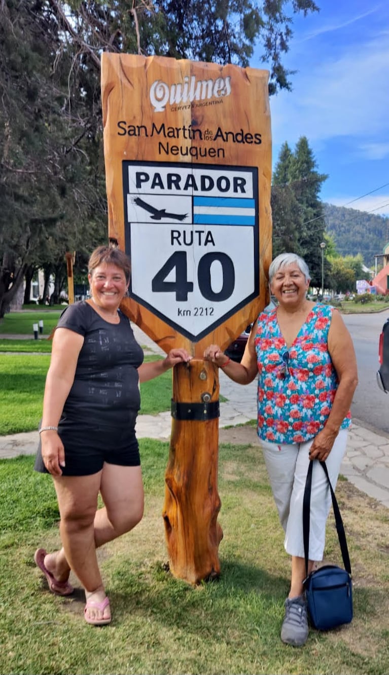 Sarah González es de Jesús María, Córdoba y desde que comenzó a viajar se hizo nuevas amigas con las que recorre el país en su auto rojo. (Fotos: gentileza Sarah González)
