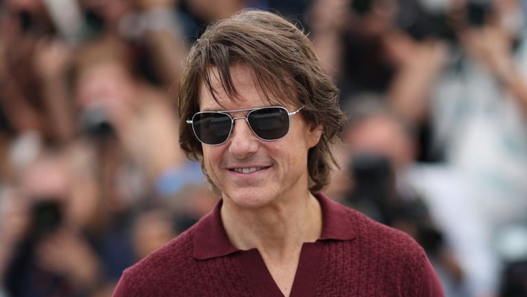 Tom Cruise se robó las miradas en Cannes con su total look bordó. (Foto: REUTERS/Sarah Meyssonnier)