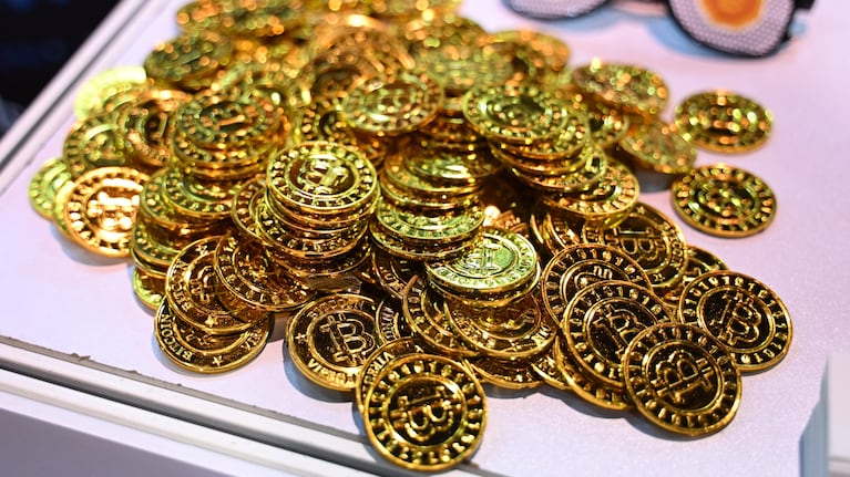 Tras el ataque a Irán, el bitcoin cayó por debajo de US$100.000 y se desploman las principales criptomonedas. (Foto: AFP)