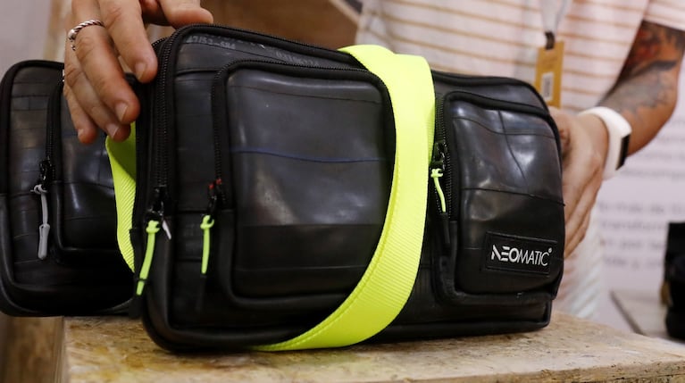 Un bolso realizado con un neumático de bicicleta se destaca en uno de los stores de la feria. (Foto: EFE)