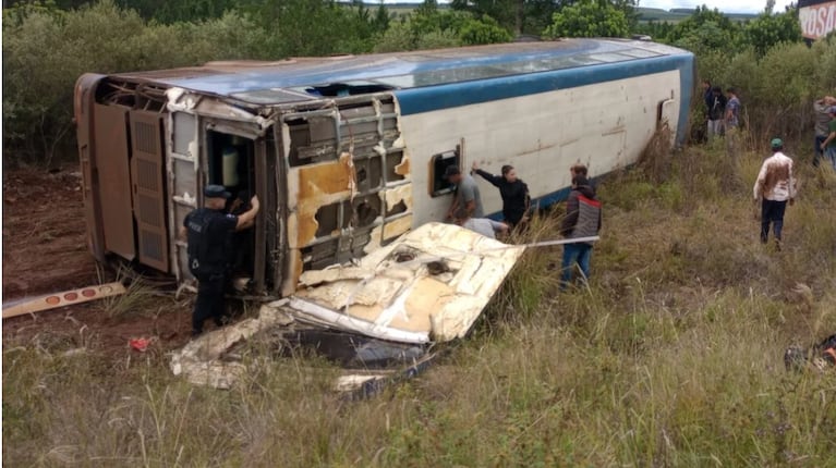 Un colectivo despistó y volcó sobre la Ruta 14 en Misiones: hay al menos 7 muertos y varios heridos. (Foto: gentileza Misiones Online)